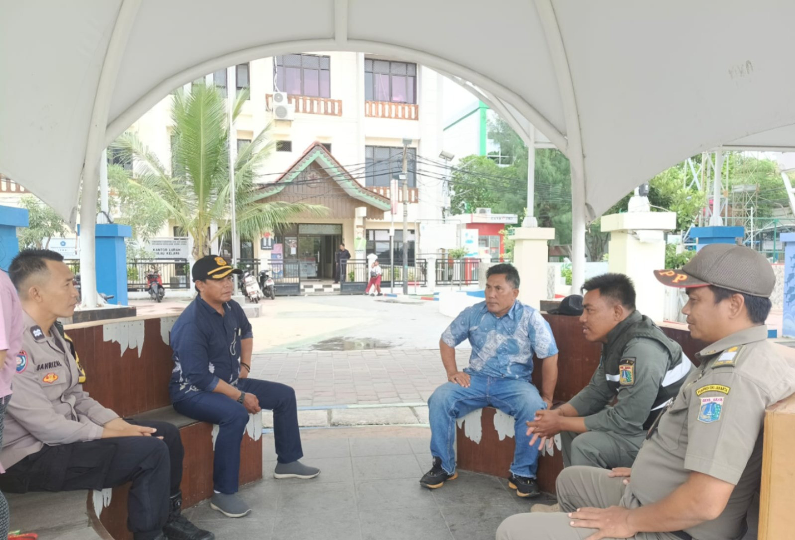 Bhabinkamtibmas Pulau Kelapa Ajak Warga Jaga Kamtibmas demi Wisata Aman dan Nyaman