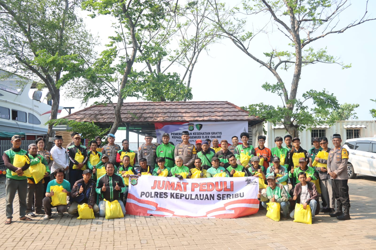 Polres Kepulauan Seribu Gelar Jumat Peduli, Bagikan Sembako dan Layanan Kesehatan untuk Pengemudi Ojek Online