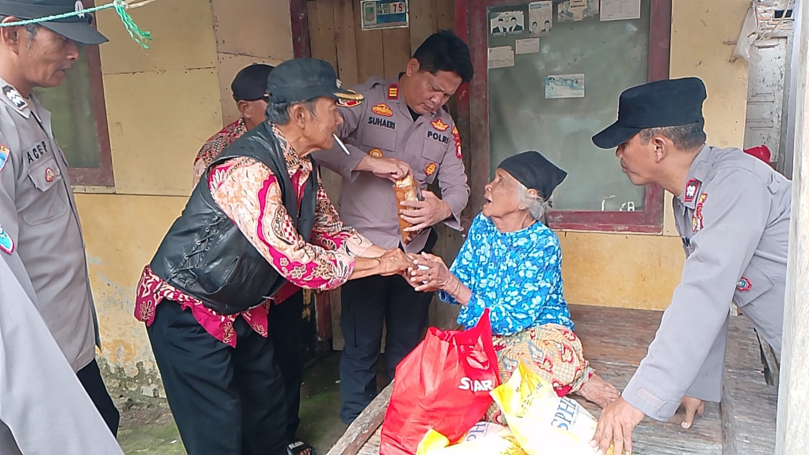 Polsek Pebayuran Gelar Jum’at Berkah, Bantu Warga Sakit dan Kurang Mampu di Desa Karang Reja