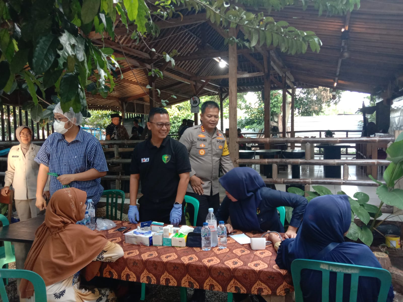 Kapolres Metro Bekasi Kota Pimpin Bakti Kesehatan, Pemeriksaan Kesehatan dan Pembagian Vitamin Gratis di Jatisampurna
