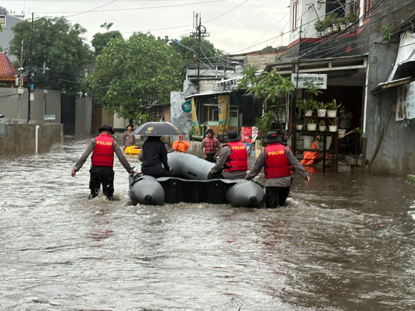 Polda Metro Jaya Evakuasi Warga Terdampak Banjir di Asrama Polisi Pondok Karya