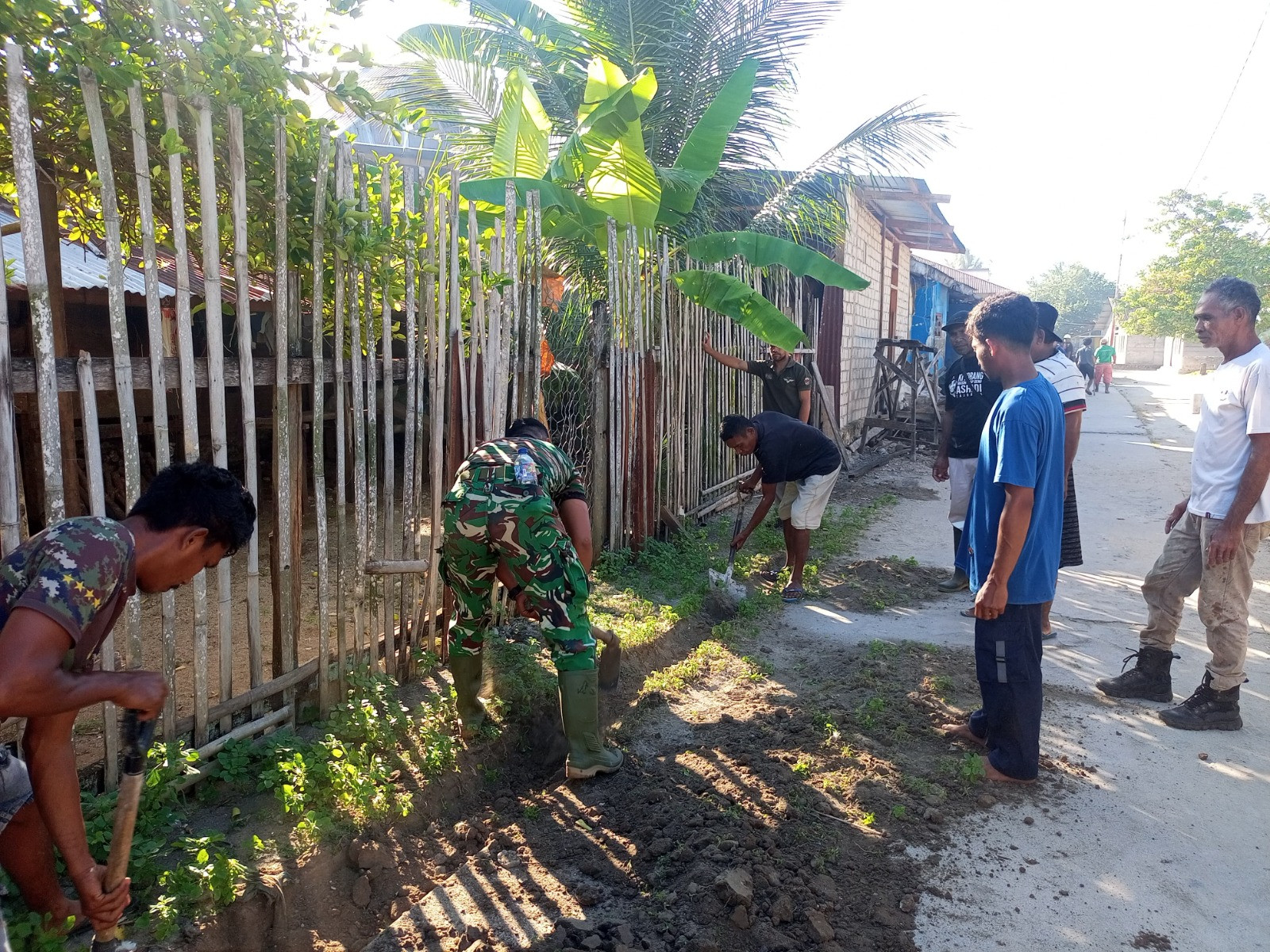 Semangat Gotong Royong Satgas TMMD ke-129 Kodim 1505/Tidore dan Warga Bangun Drainase di Desa Lolobata