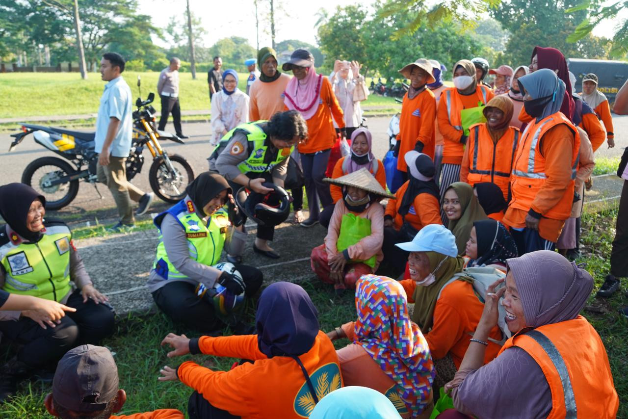 Kapolres Metro Bekasi Salurkan 400 Paket Sembako untuk Perempuan Pejuang di Hari Kartini