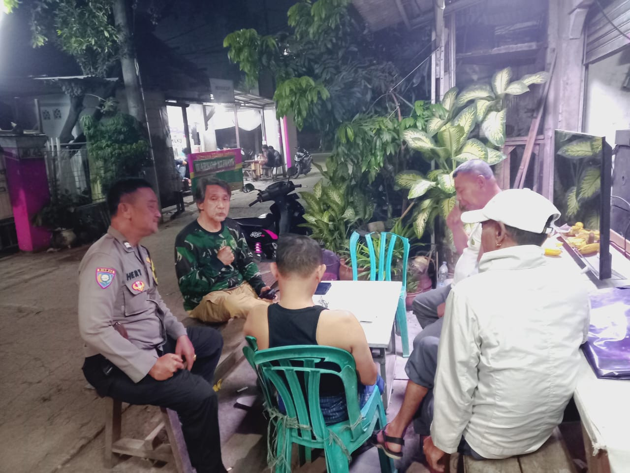 Perkuat Siskamling, Polsek Rawalumbu Ingatkan Warga Hilangkan Kesempatan Kejahatan