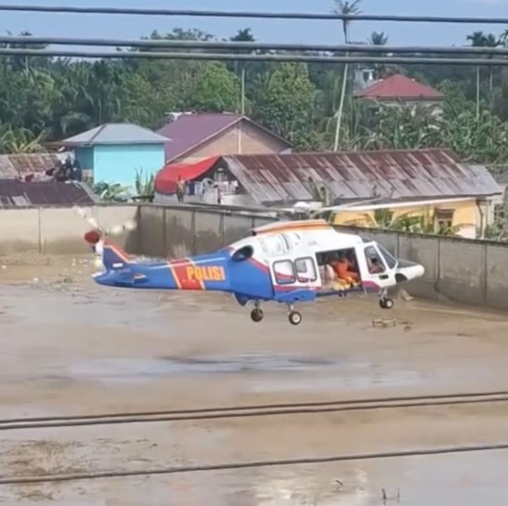 Meski Dengan Risiko Pendaratan, Helikopter Poludara Baharkam Polri Berhasil Dropping Logistik Bantuan ke Aceh Tamiang