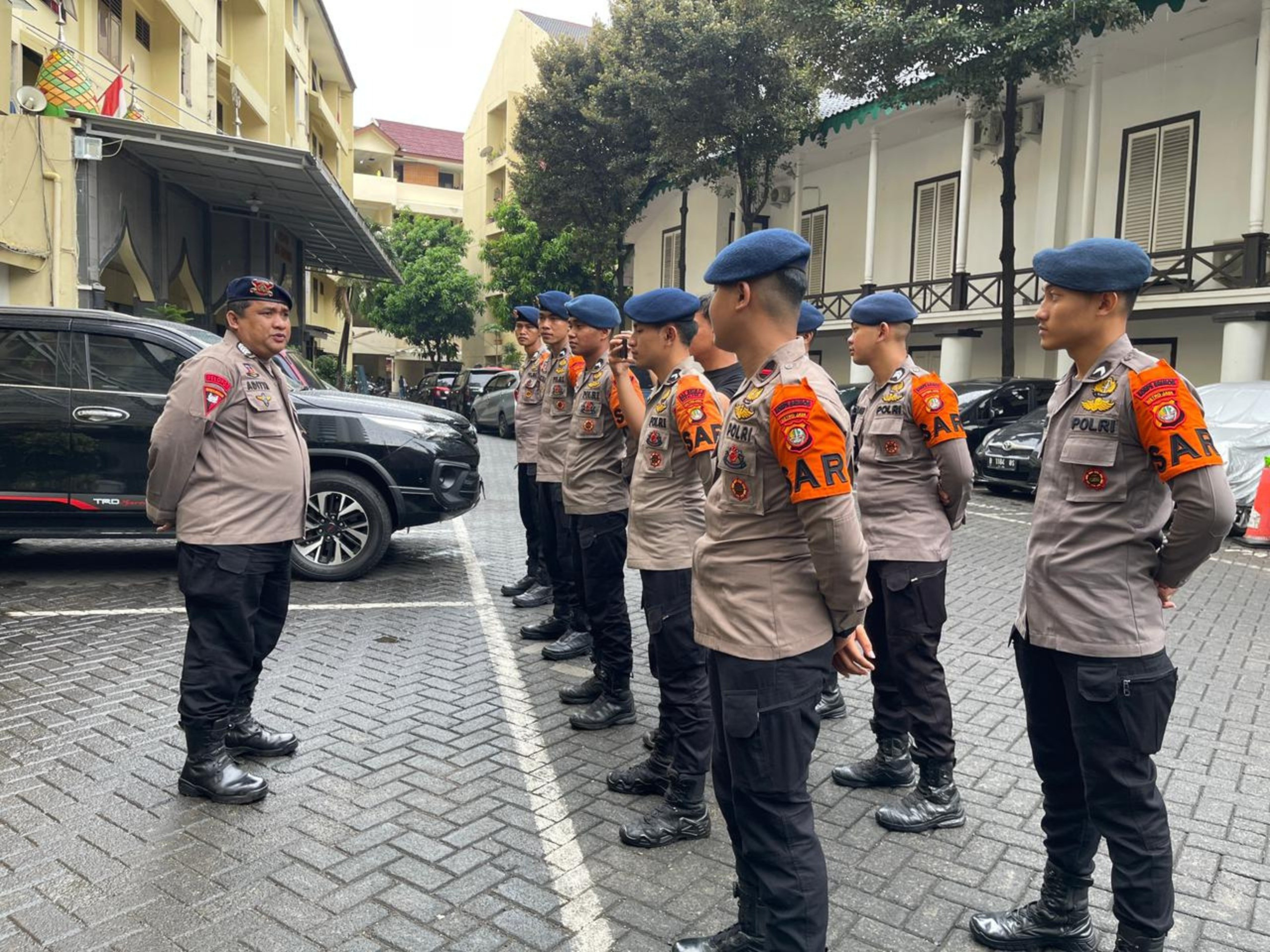 Brimob Polda Metro Jaya Laksanakan Apel Siaga dan Patroli SAR, Siap Hadapi Potensi Banjir di Musim Hujan