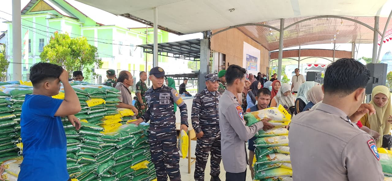 Primkopal Lanal Simeulue Turut Serta Dalam Penyediaan Beras SPHP Melalui Gerakan Pangan Murah (GPM) Serentak