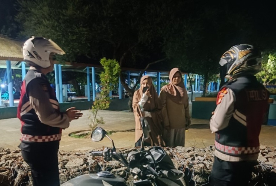 Patroli Malam Gabungan, Polsek Kepulauan Seribu Selatan Gencarkan Sosialisasi Layanan 110 dan Barcode Pengaduan