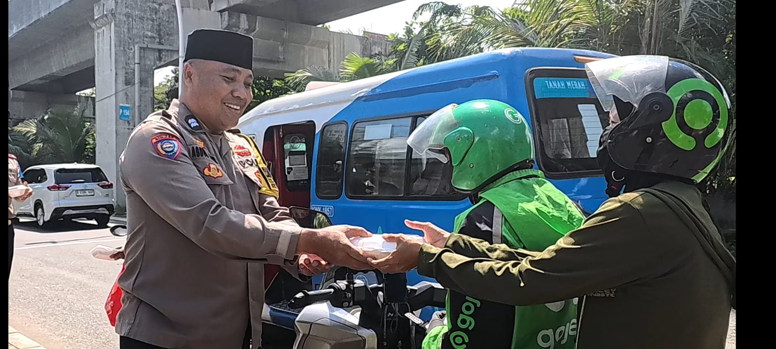 Polsek Kelapa Gading Bagikan 50 Nasi Kotak untuk Ojol dan Warga dalam Program Jumat Peduli