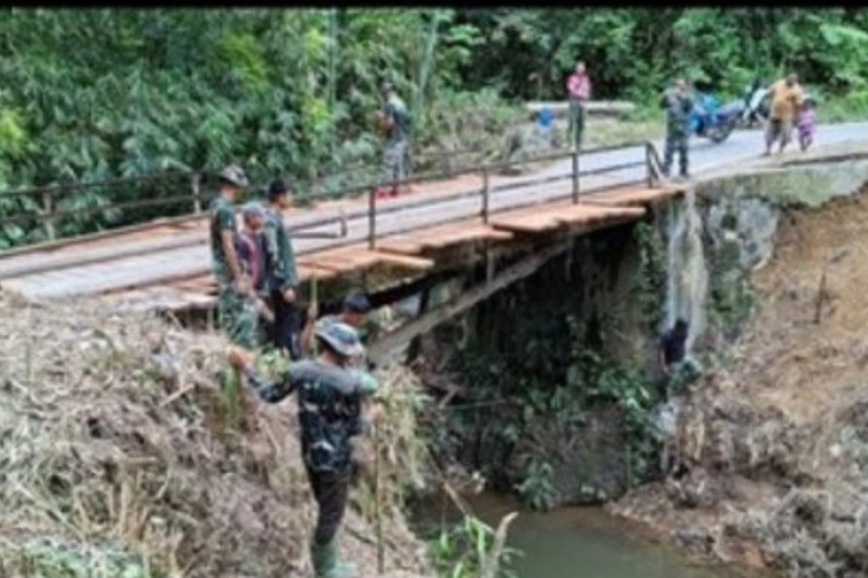 Wujud Nyata Kemanunggalan TNI - Rakyat, Jembatan Garuda di Kuta Pengkih Terus Dikebut