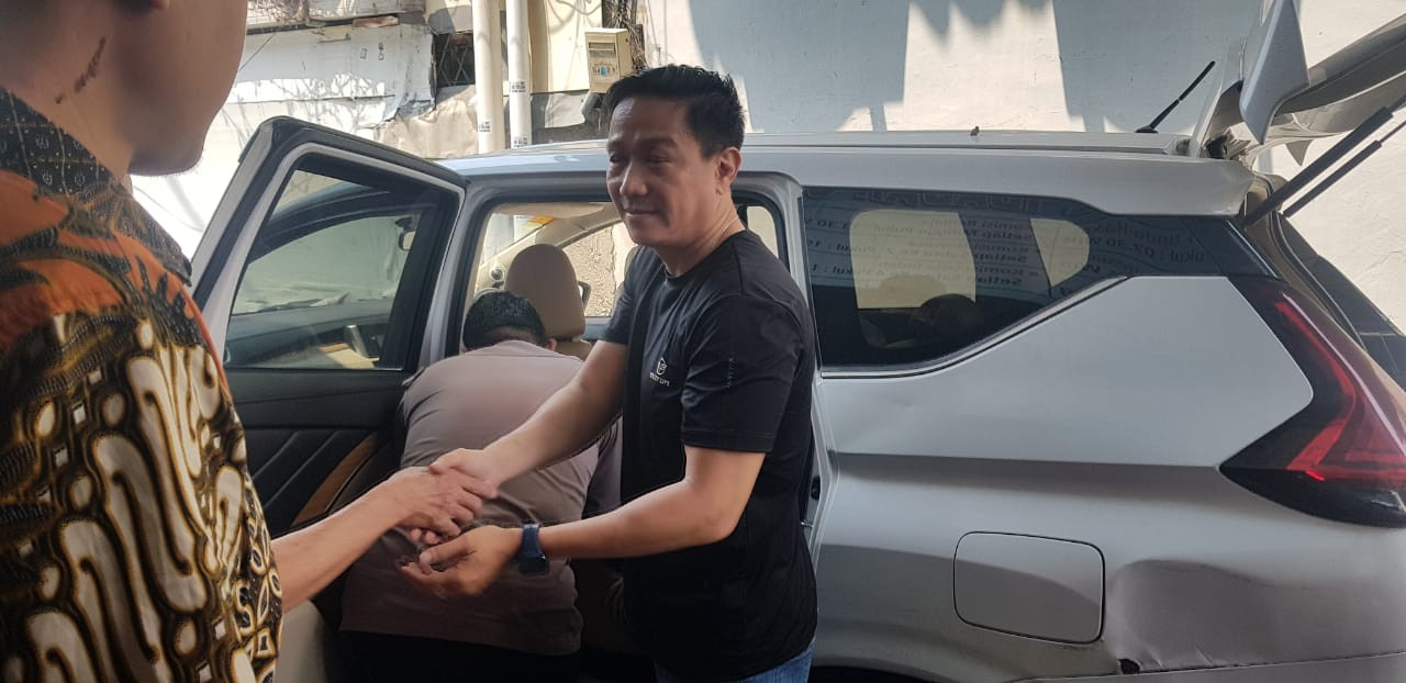 Polisi Humanis Polsek Pademangan Bantu Lansia Ikuti Kebaktian Natal