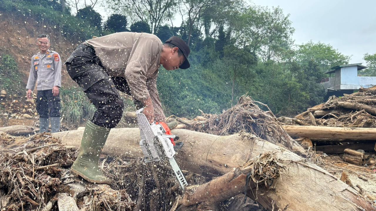 Peduli Pascabencana, Polres Bener Meriah Gotong Royong Bersihkan Dayah Terpadu Bustanul Ulum
