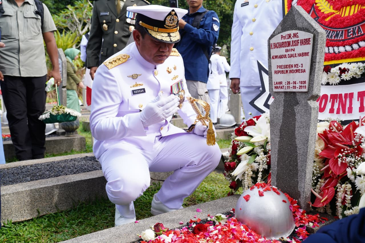 Irjen TNI Pimpin Upacara Ziarah Nasional HUT Ke-80 TNI Yang Digelar di TMP Kalibata