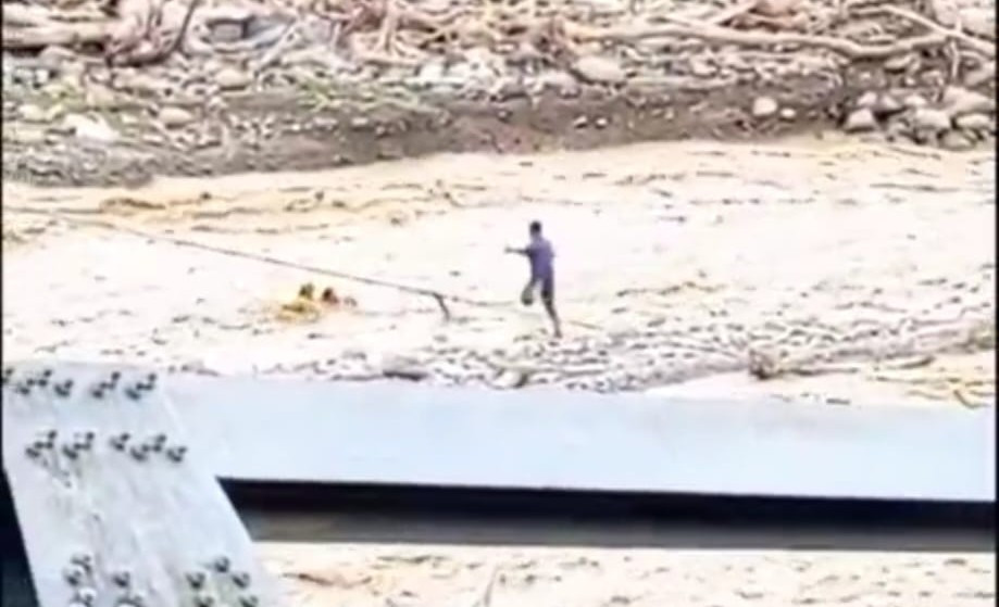 Respons Cepat Prajurit TNI AD Selamatkan Warga Terseret Arus Sungai di Ketol