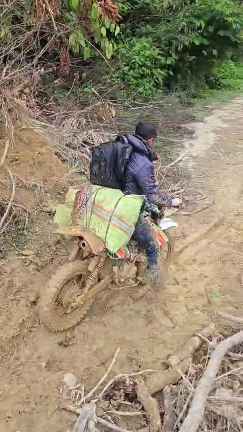 Terobos Medan Ekstrem, Warga Kampung Serule Apresiasi Personel Polres Aceh Tengah Jadi yang Pertama Salurkan Logistik