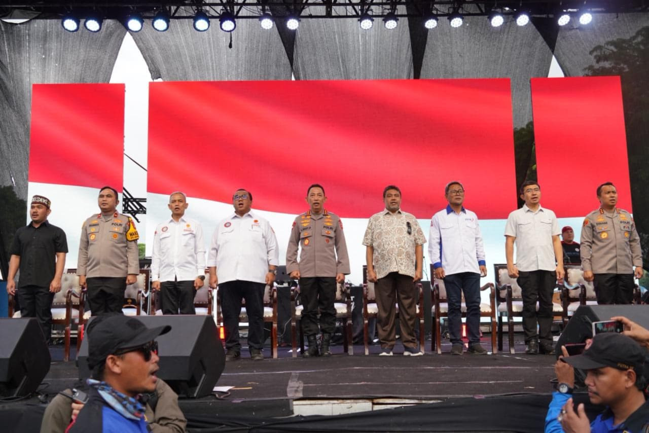 Brimob Polda Metro Jaya Laksanakan Pelayanan Apel Akbar Kebangsaan Buruh Indonesia di Cikarang