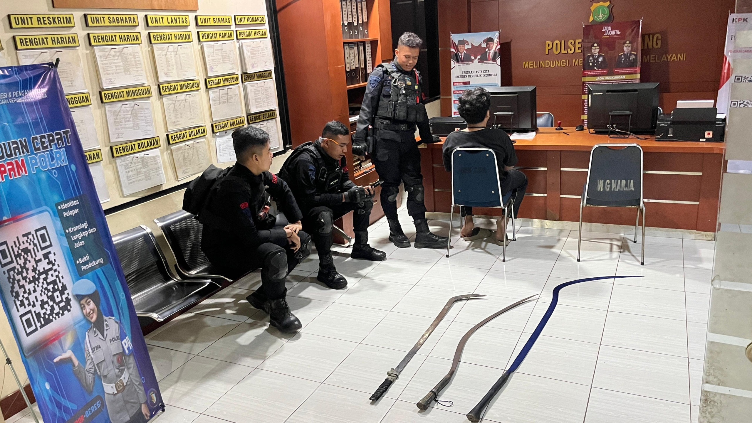 Patroli Malam Brimob Yon D Pelopor Amankan Pelaku Tawuran di Cikarang Utara