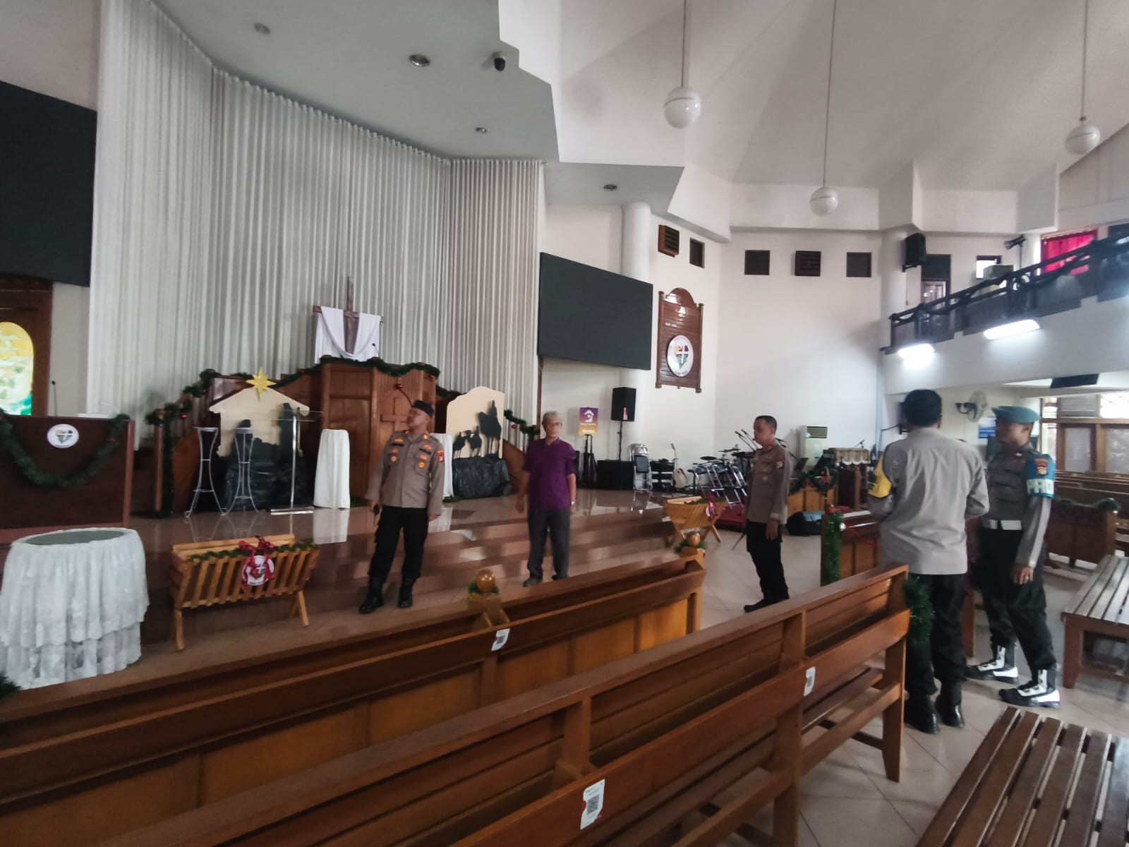 Polsek Bekasi Barat Lakukan Pengecekan Tempat Ibadah Jelang Perayaan Malam Natal 2025