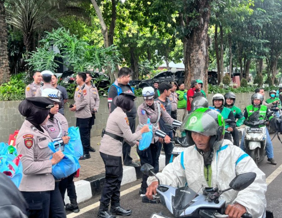 Jaga Jakarta Bersama, Polda Metro Jaya Hadirkan Bantuan untuk Pengemudi Ojol