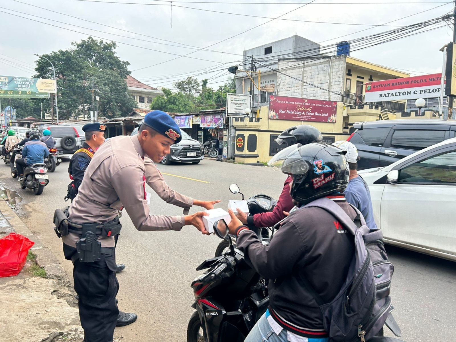 Brimob Polda Metro Jaya Berbagi Takjil, Pengguna Jalan di Ciputat Sambut Hangat