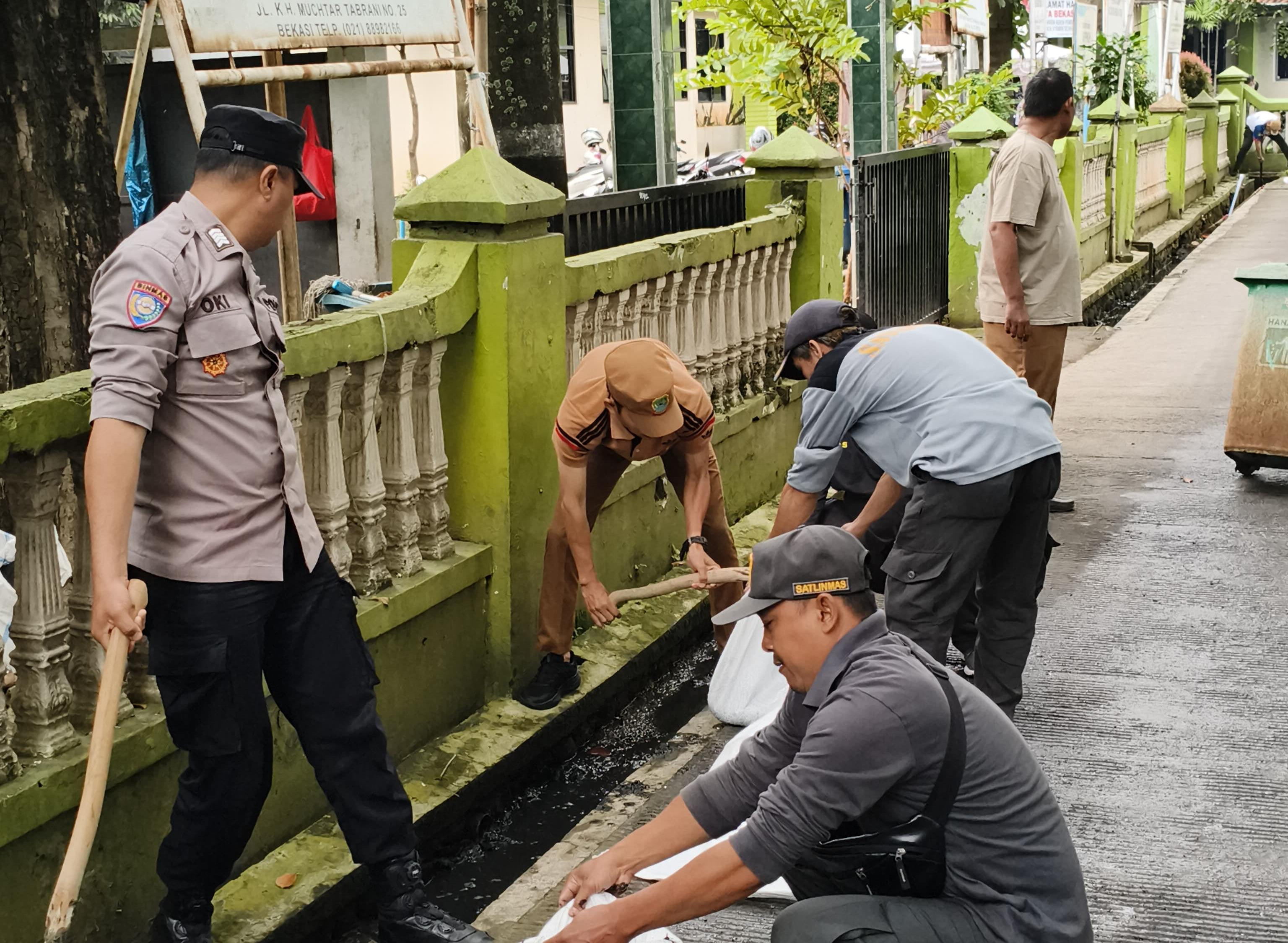 Peringati Hari Peduli Sampah Nasional 2026, Polisi hingga Lurah   Kompak Bersihkan Saluran Air