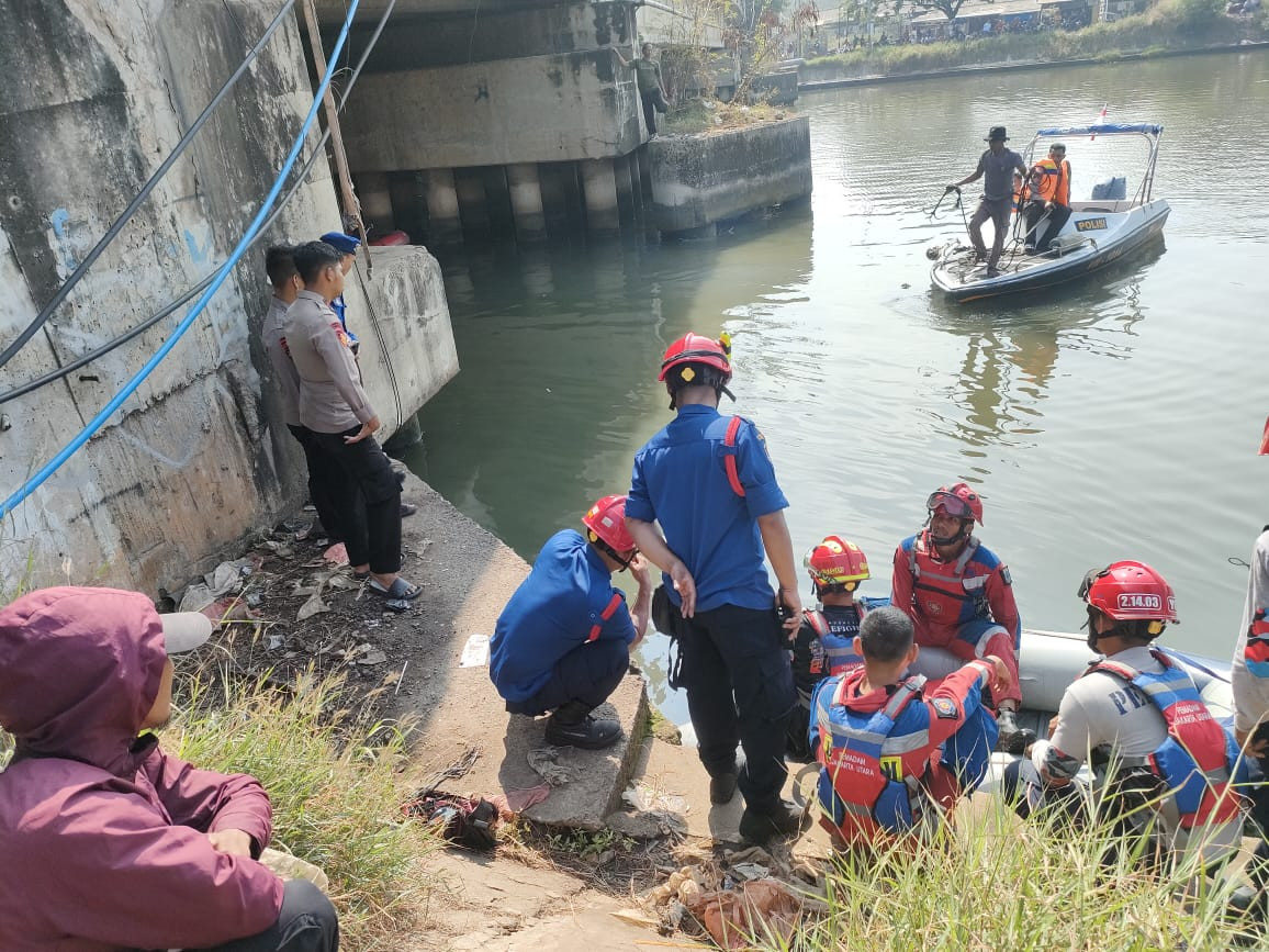 Tim SAR Ditpolairud Polda Metro Jaya Temukan Korban Tenggelam Setelah Sisir Sungai BKT Jakut