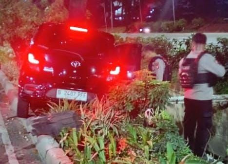 Polisi Sigap Bantu Korban Kecelakaan Mobil Tunggal di Bekasi Selatan