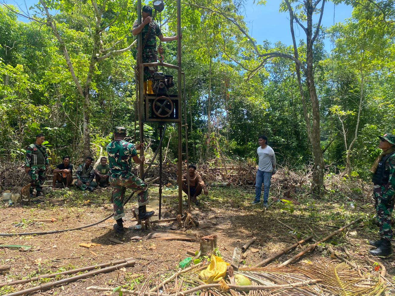 Personel TMMD Lanjutkan Pengeboran Sumur Bor di Desa Maba