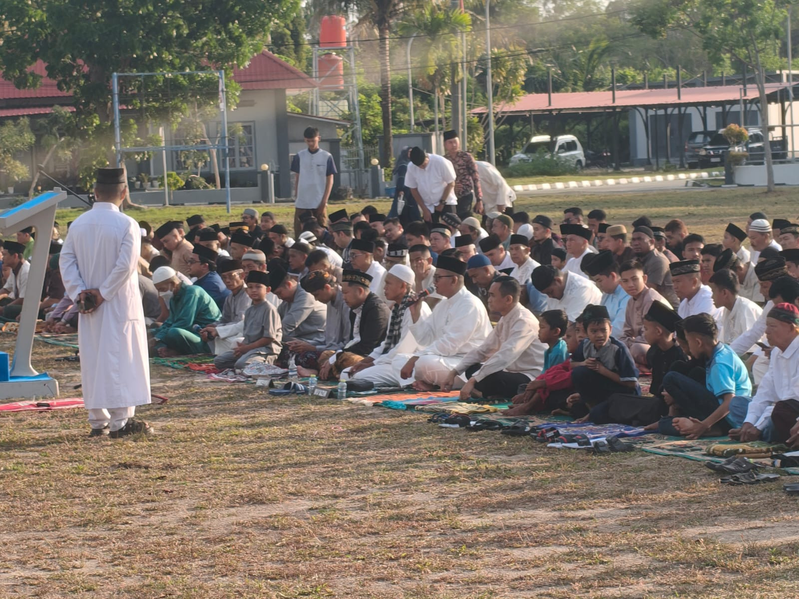 Rayakan Kemenangan Dengan Khidmat, Danlanal Bintan dan Prajurit Sholat Idul Fitri Bersama Masyarakat