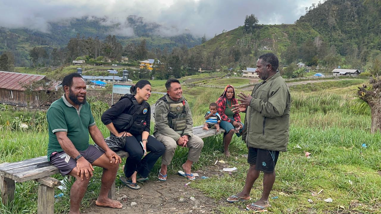 Satgas Ops Damai Cartenz Gelar Pemeriksaan Kesehatan dan Interaksi Humanis Bersama Masyarakat Sinak