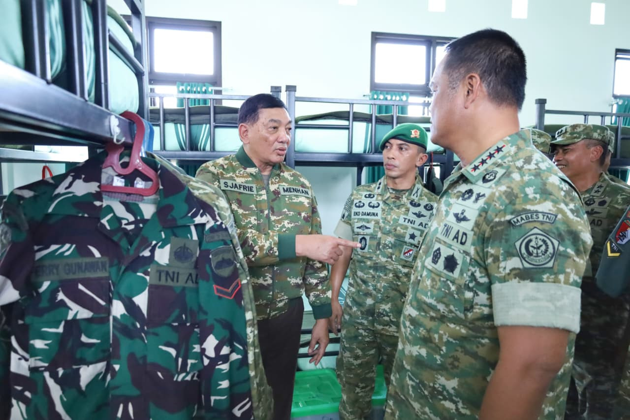 Wakil Panglima TNI Dampingi Menhan RI Kunjungi Yonif TP 852/ABY