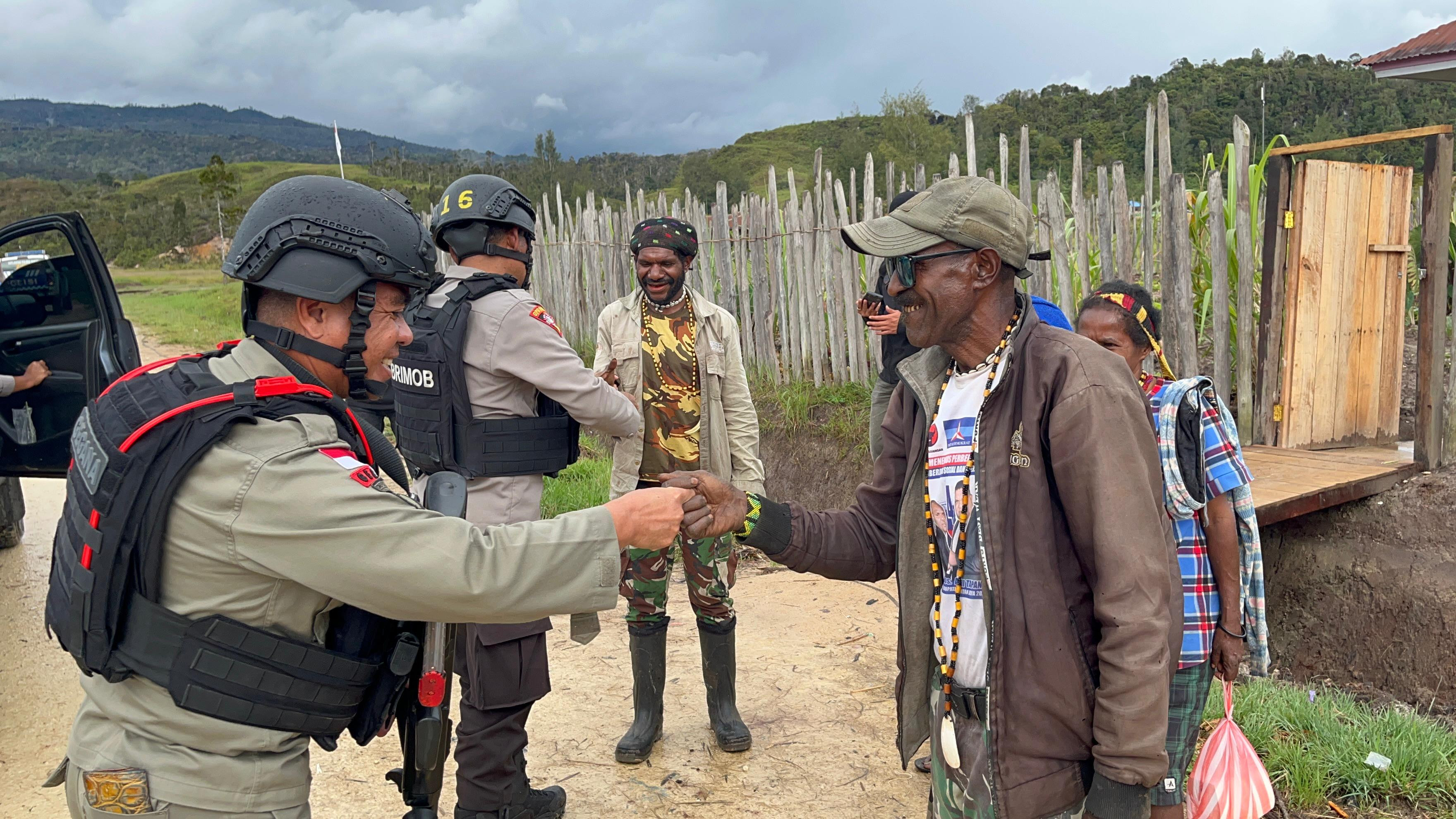 Patroli Gabungan Satgas Ops Damai Cartenz Bersama Polres Paniai Disambut Hangat Warga Bibida