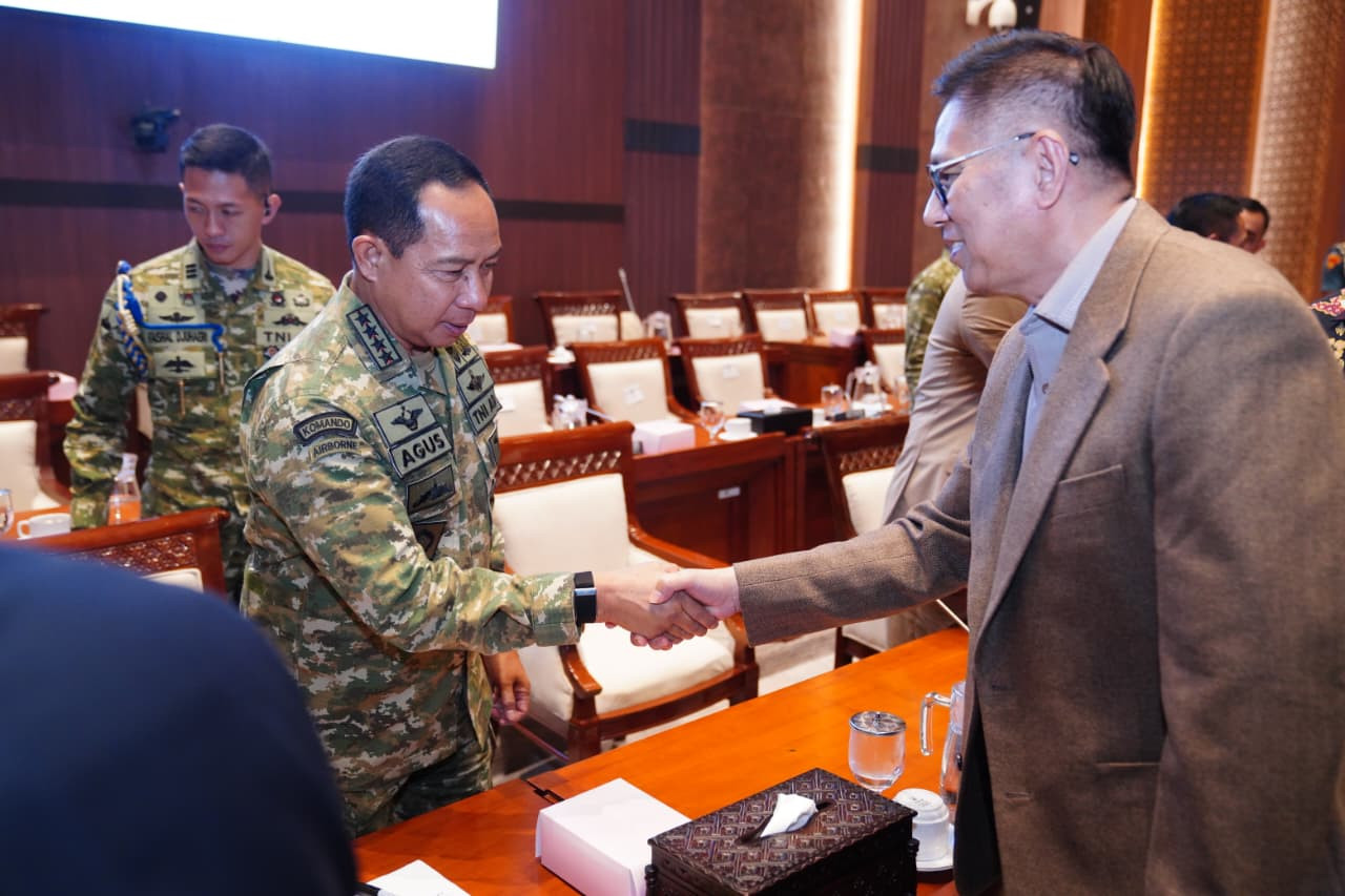Panglima TNI Hadiri Raker Bersama Komisi I DPR RI Bahas Dinamika Geopolitik dan Misi Perdamaian Dunia
