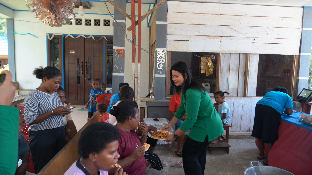 Dansatgas TMMD Ke-129 Kodim 1807/Sorong Selatan Bersama Persit Dorong Kemandirian Ekonomi Warga Melalui Penyuluhan dan Pelatihan UMKM