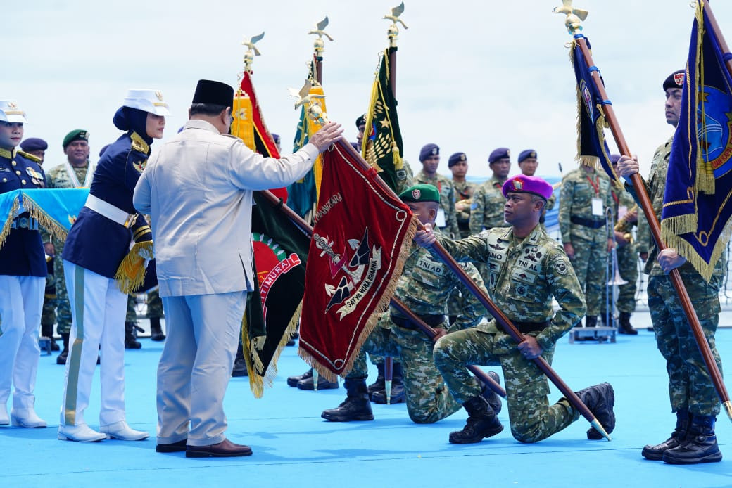 Panglima TNI Dampingi Presiden RI pada Presidential Inspection HUT ke-80 TNI di Teluk Jakarta