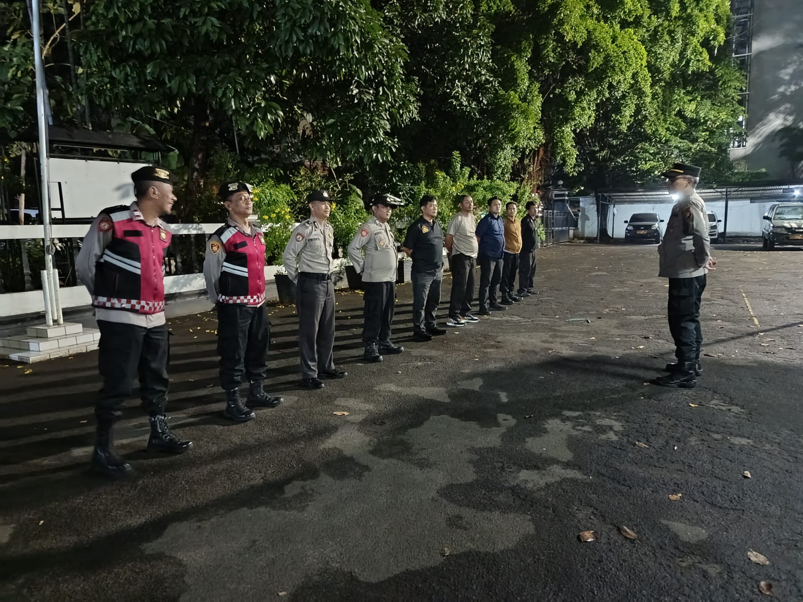 Pastikan Situasi Kondusif, Polsek Bekasi Barat Lakukan Patroli Siskamling