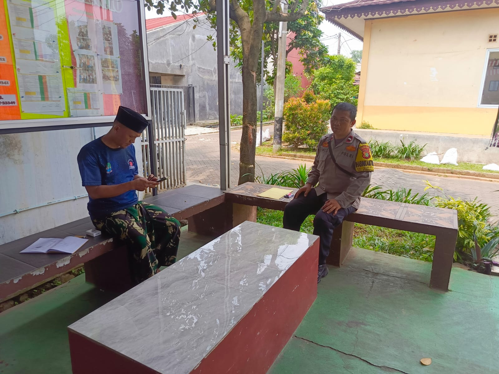 Cegah Curanmor, Bhabinkamtibmas Bantargebang Sambangi Warga dengan Pesan 'Kunci Ganda'