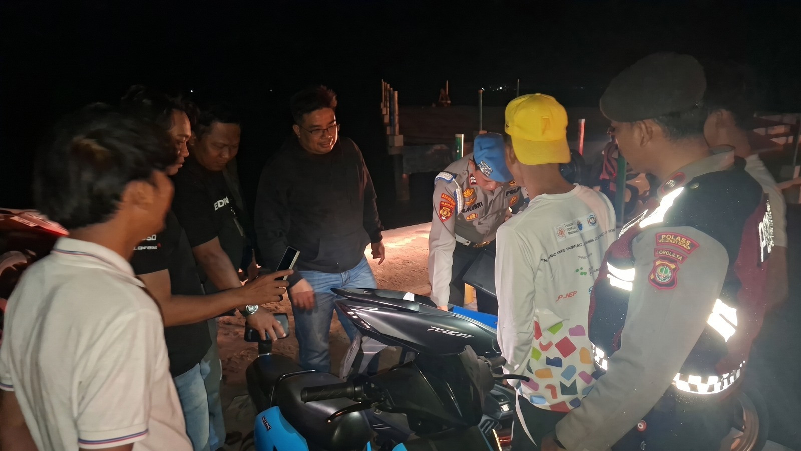 Patroli Malam Jakarta On The Spot di Pulau Untung Jawa, Polisi Sosialisasikan Layanan 110 kepada Warga