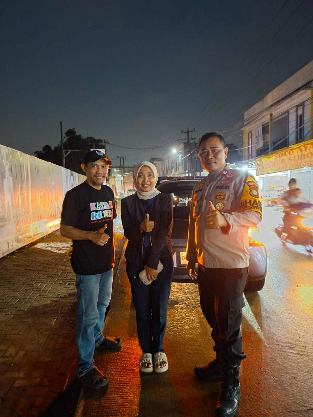 Bhabinkamtibmas Kelurahan Cimuning Bantu Evakuasi Kendaraan Warga yang Terperosok di Jalan Gondang