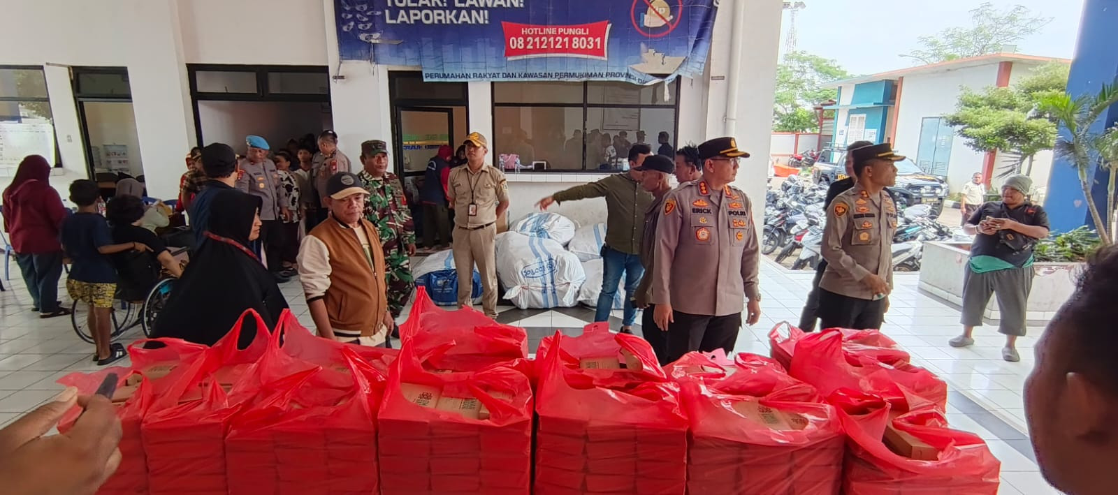 Kapolres Metro Jakarta Utara Salurkan 1.000 Paket Makanan untuk Pengungsi Banjir di Cilincing