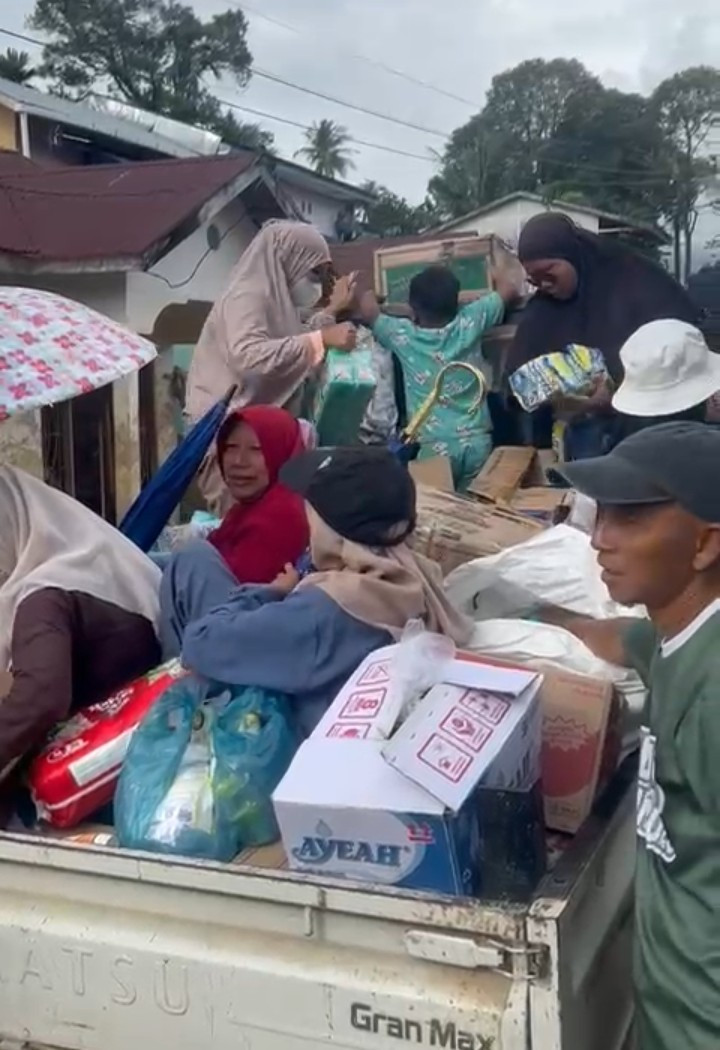 Polri Salurkan Bantuan Sembako untuk Warga Terdampak Banjir Bandang di Gurun Laweh