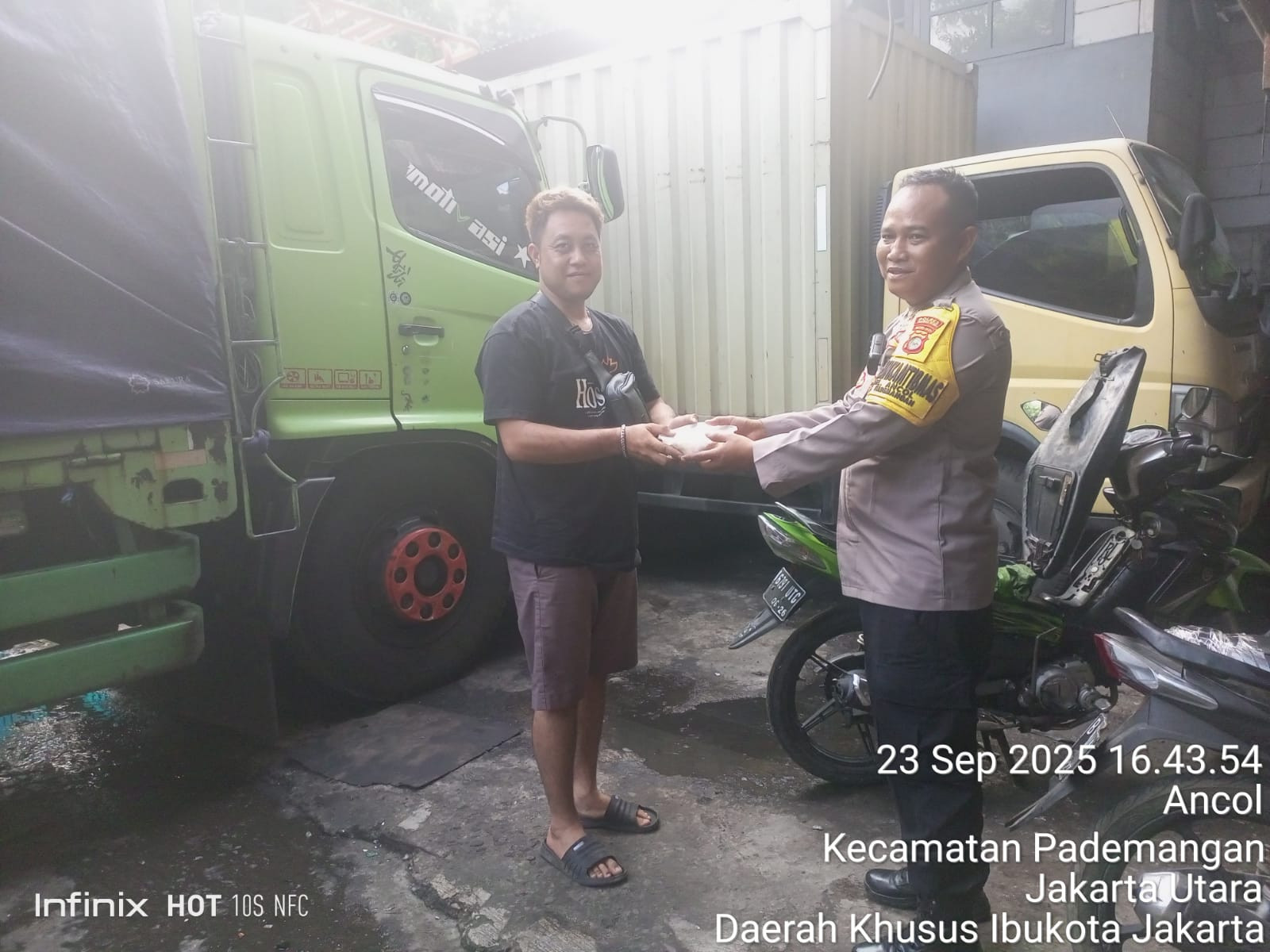 Polsek Pademangan Gelar Jumat Berkah, Bagikan Puluhan Nasi Kotak ke Warga Ancol