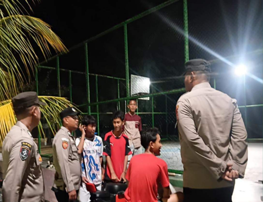 Layanan Polisi 110 Disosialisasikan Saat Patroli Malam, Polsek Kepulauan Seribu Utara Ajak Warga Jaga Lingkungan