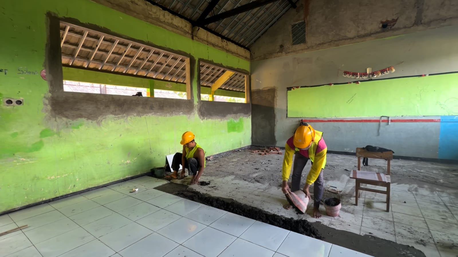 Revitalisasi SMPN 3 Jiken oleh Pemerintah Buka Lapangan Kerja Bagi Warga, Hidupkan Ekonomi Keluarga