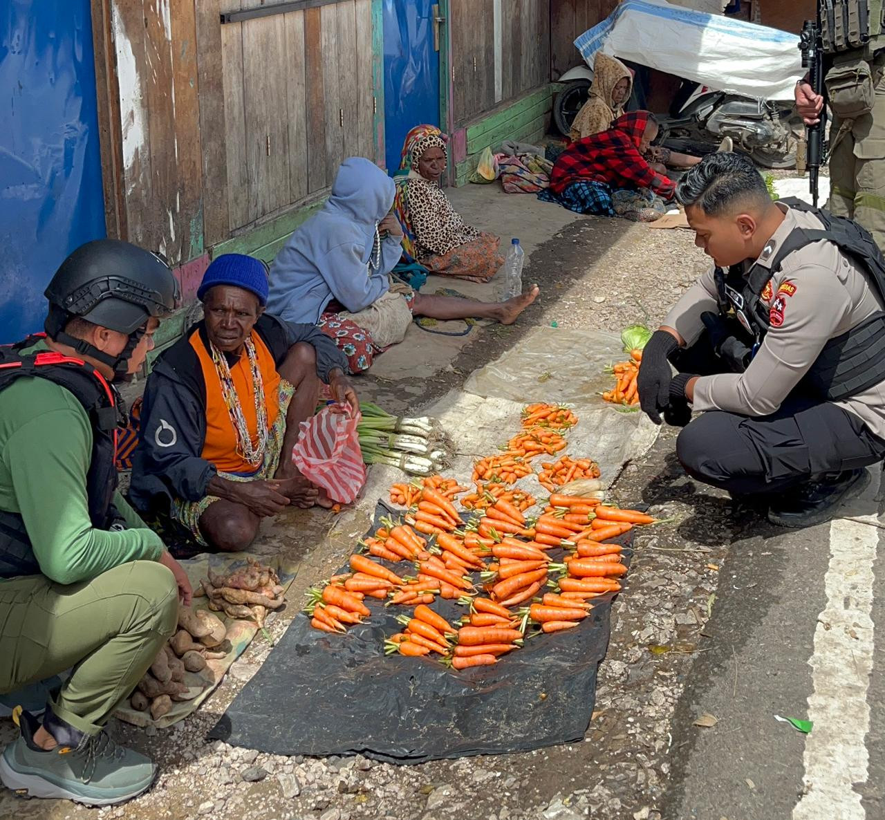 Personel Ops Damai Cartenz Dukung Perekonomian Lokal dengan cara Belanja Hasil Bumi di Paniai Timur
