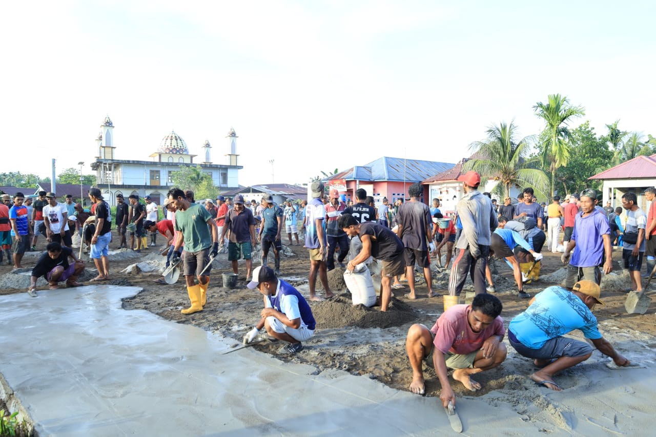 Semangat Kebersamaan, Satgas TMMD dan Warga Desa Wama Bahu Membahu Cor Lapangan Voli