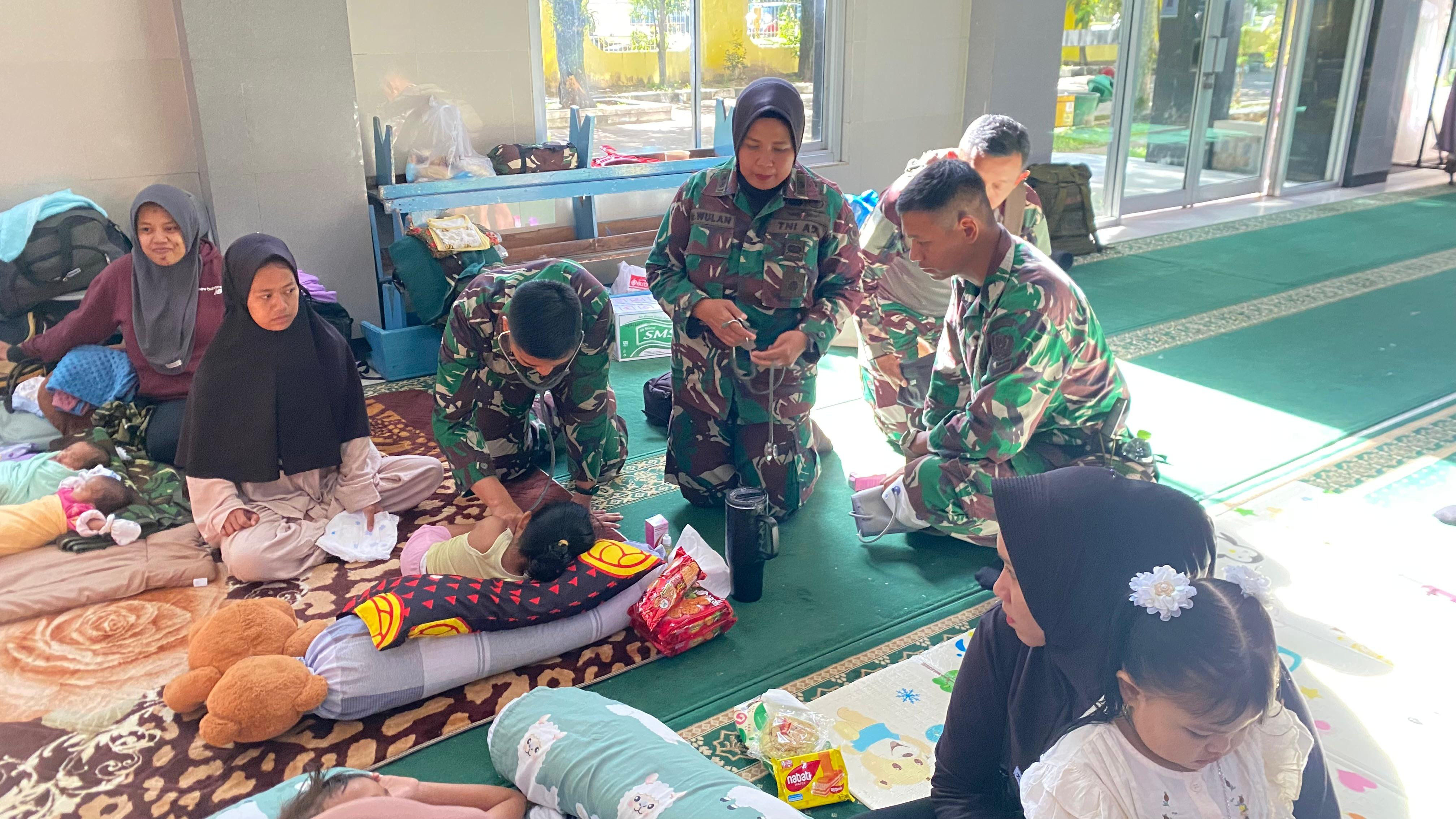 TNI AD Dirikan Pos Kesehatan Terpadu untuk Korban Banjir di Aceh