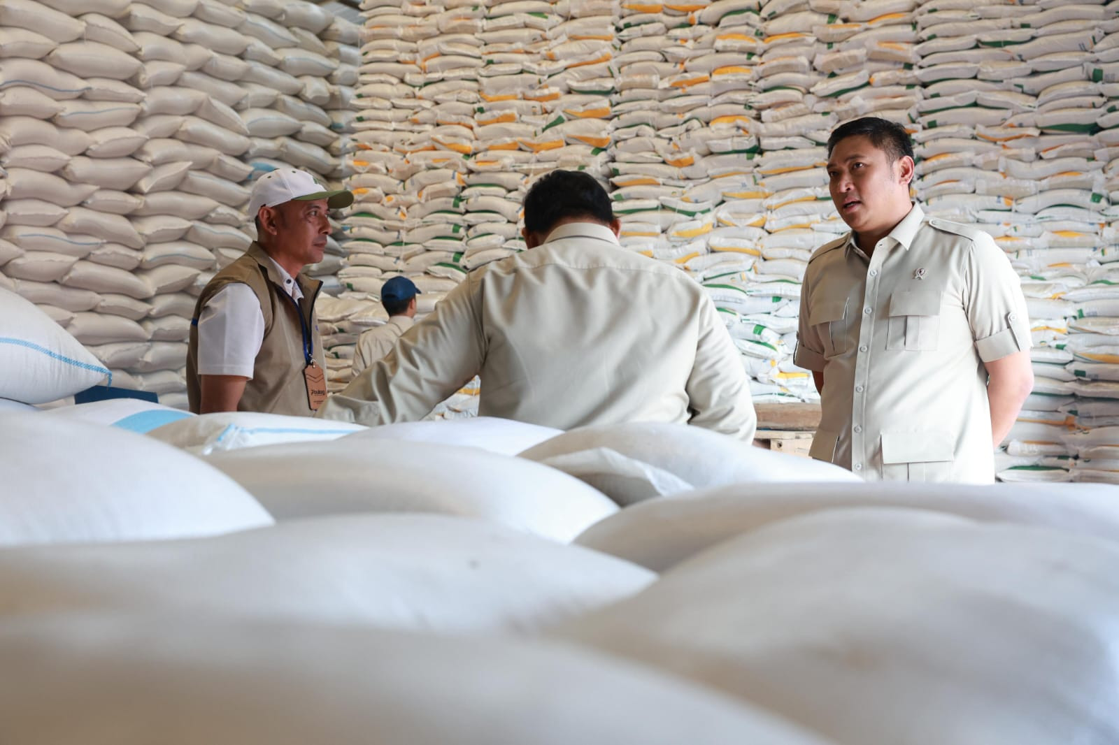 Usai Beri Arahan Ketua DPRD Se-Indonesia, Prabowo Sidak Gudang Bulog Danurejo Pastikan Stok Beras Aman
