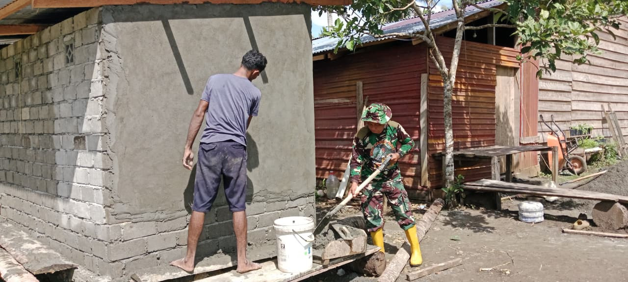 Personel TMMD Ke-127 Kodim 1514/Morotai Bersama Warga Laksanakan Pelesteran MCK di Desa Dehegila