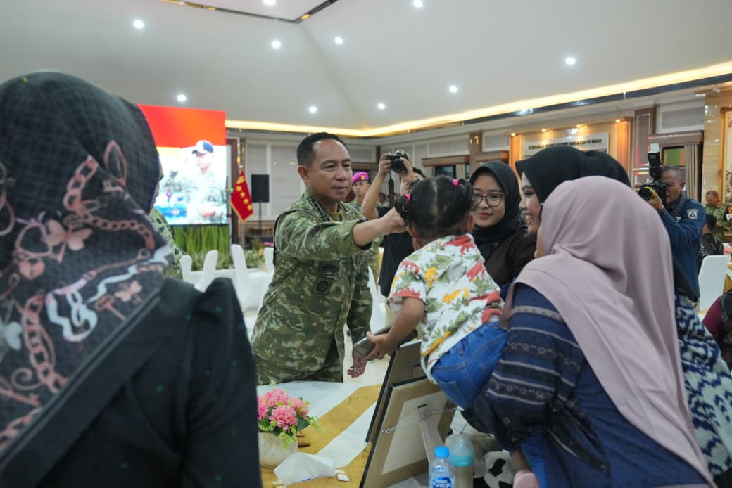 Wujud Empati, Panglima TNI Hadir Kuatkan Keluarga Prajurit Marinir yang Gugur